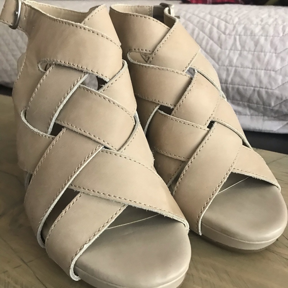 Lucky brand taupe leather heels 7.5